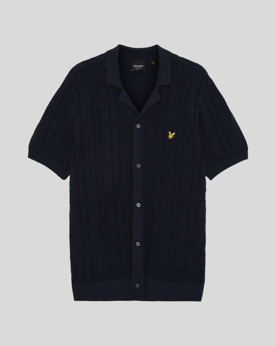 Hombre con camisa de punto de estilo «Resort» con cuello Revere en azul marino oscuro