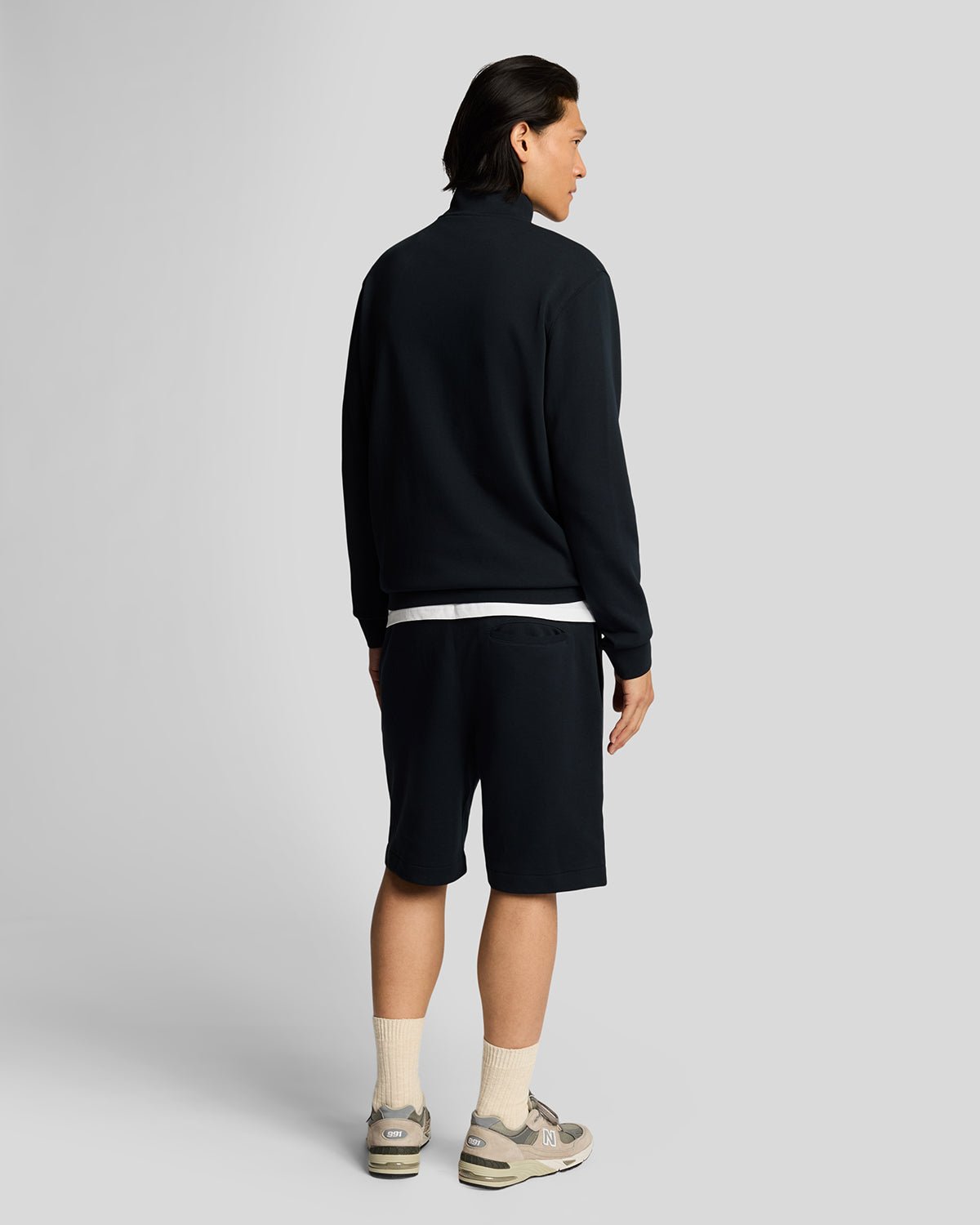 Homme portant un short de survêtement en coton ultra-fin bleu marine foncé