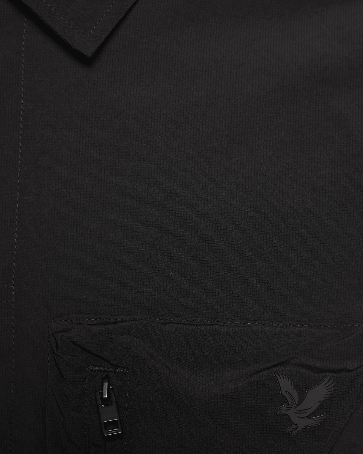 Homme portant une surchemise utilitaire légère à poches, couleur noir jais
