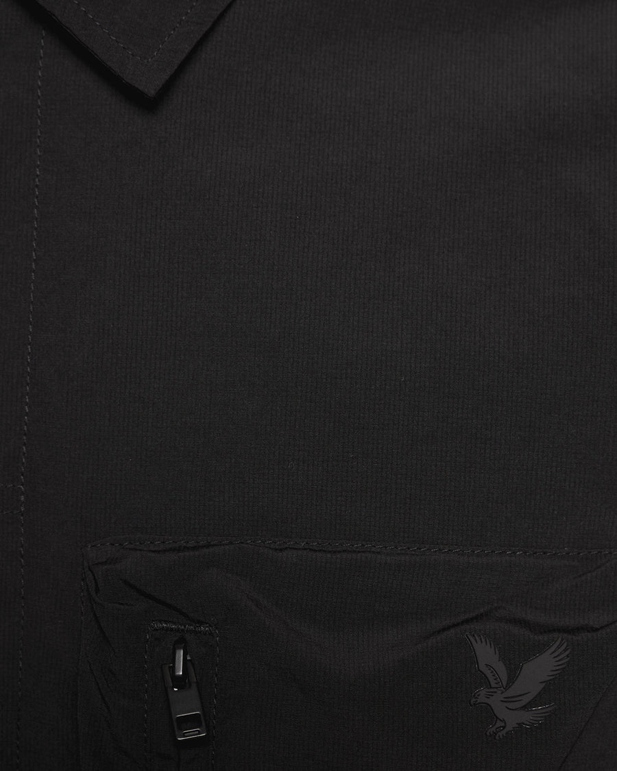 Homme portant une surchemise utilitaire légère à poches, couleur noir jais