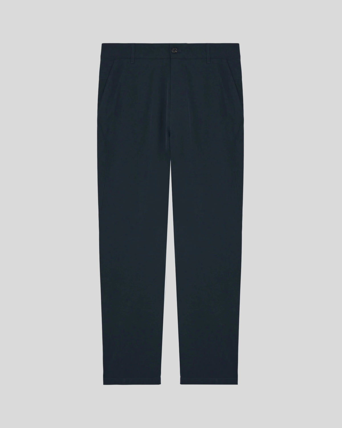 Homme portant un pantalon chino bleu marine foncé