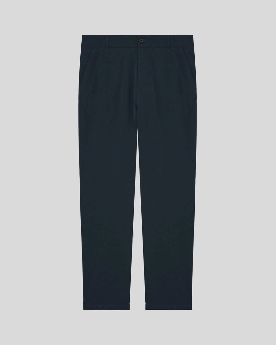 Homme portant un pantalon chino bleu marine foncé