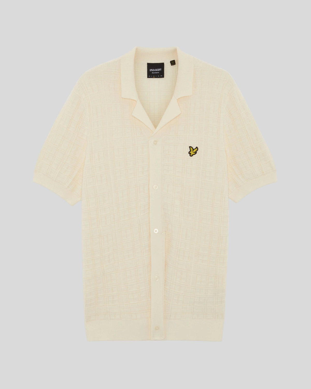 Un homme porte une chemise de vacances en maille à col Revere, couleur « Ice Cream »