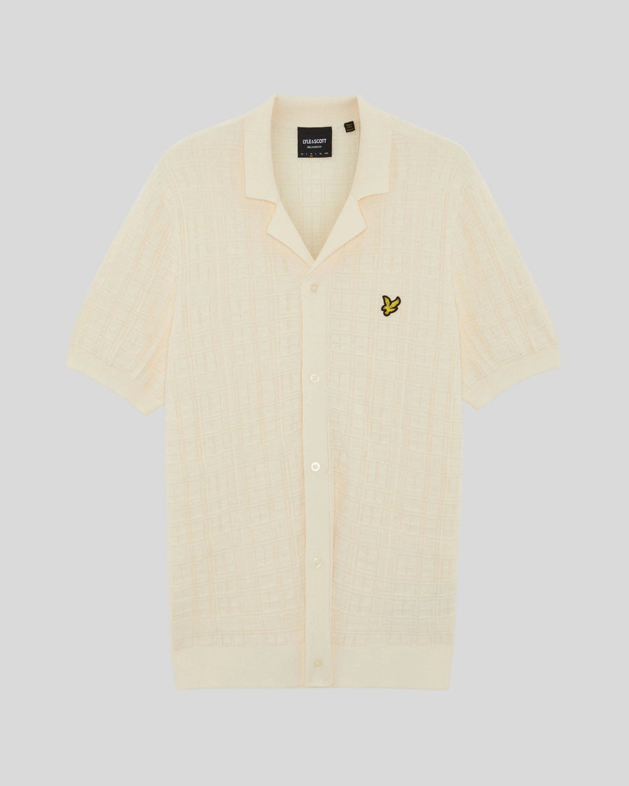 Un homme porte une chemise de vacances en maille à col Revere, couleur « Ice Cream »