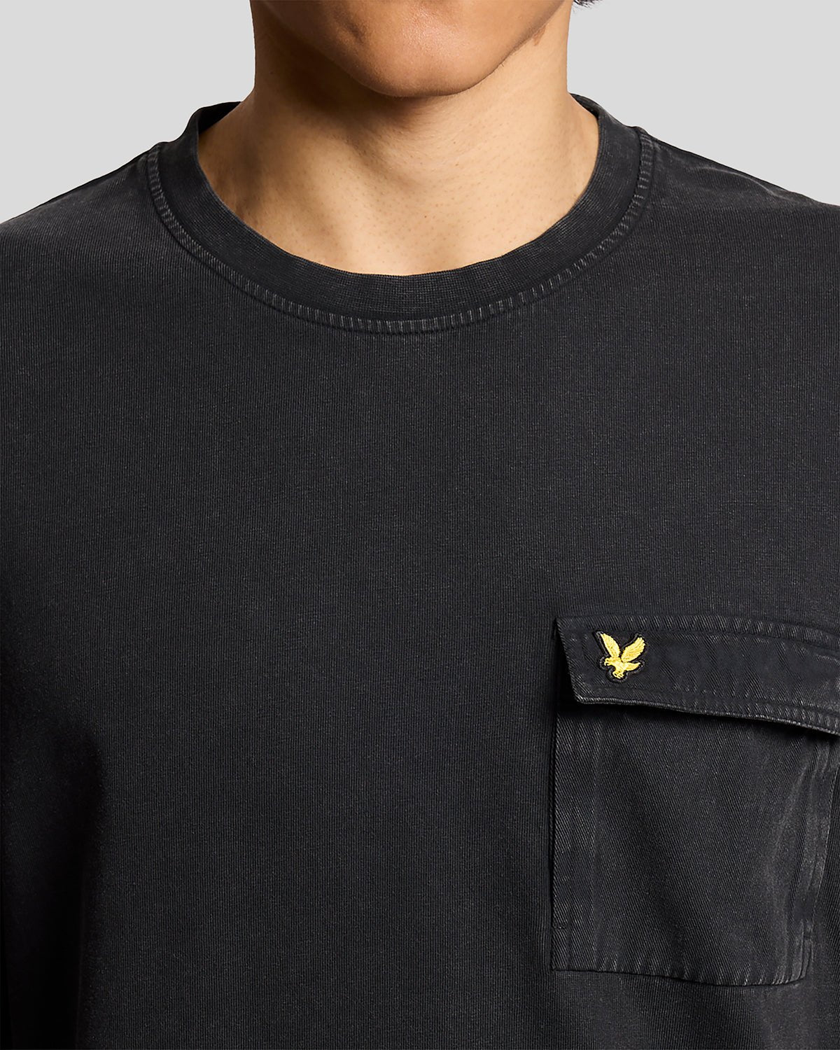 Uomo con maglietta con tasche cargo in nero corvino
