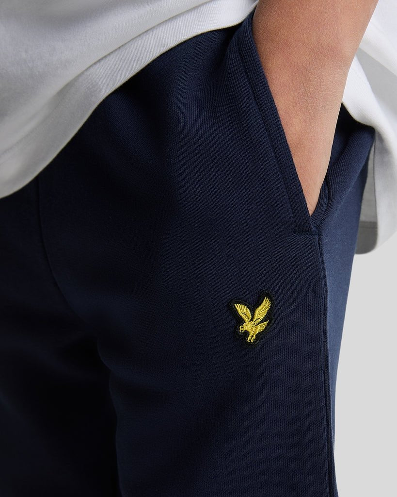 Ragazzo con pantaloni da jogging in cotone blu navy