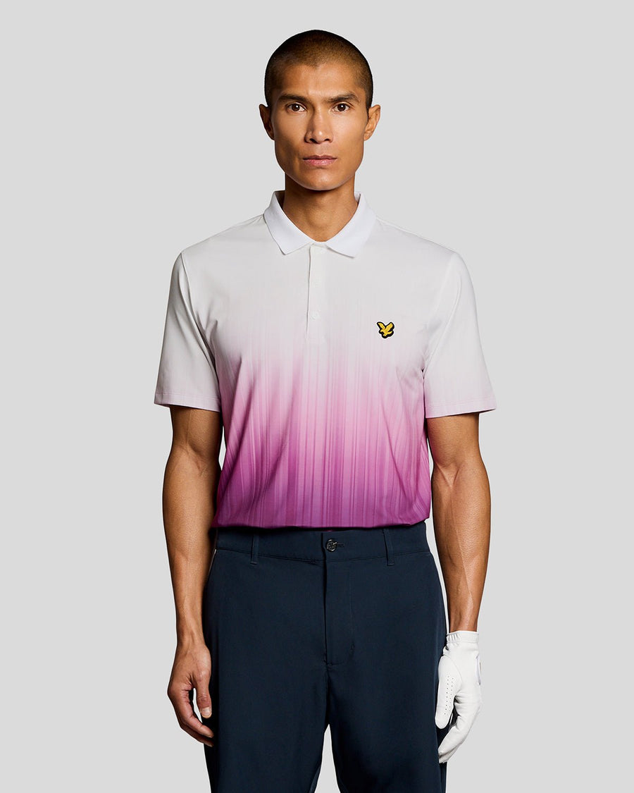 Un homme porte un polo dégradé de couleur TECHNO PURPLE