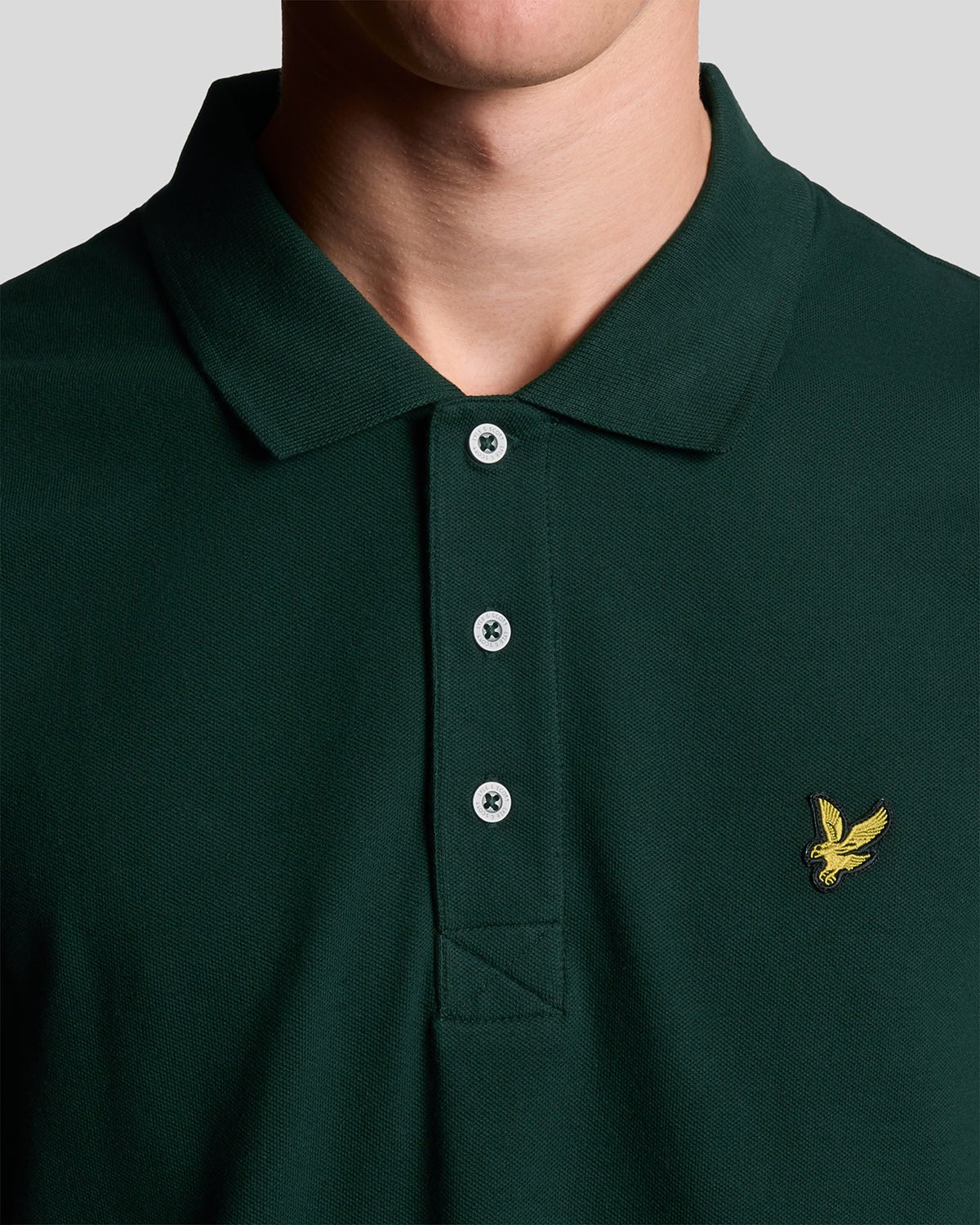 Hombre con polo de algodón en color verde oscuro