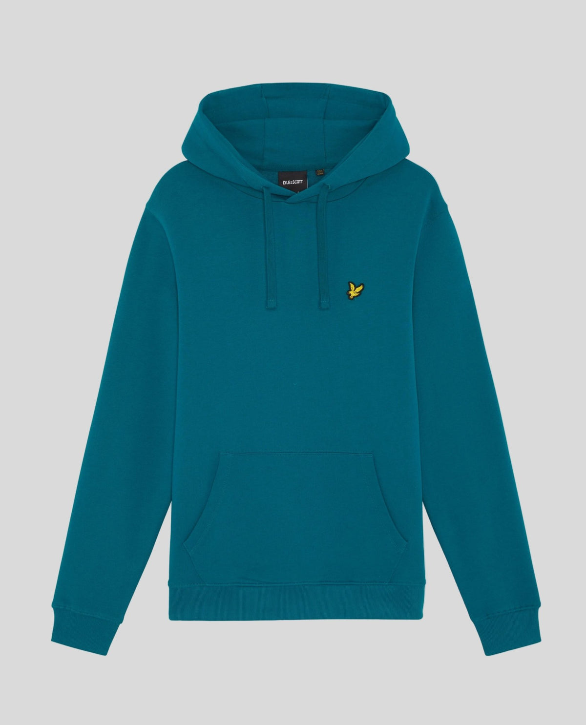 Un homme porte un sweat à capuche en coton Loopback, couleur Lagoon