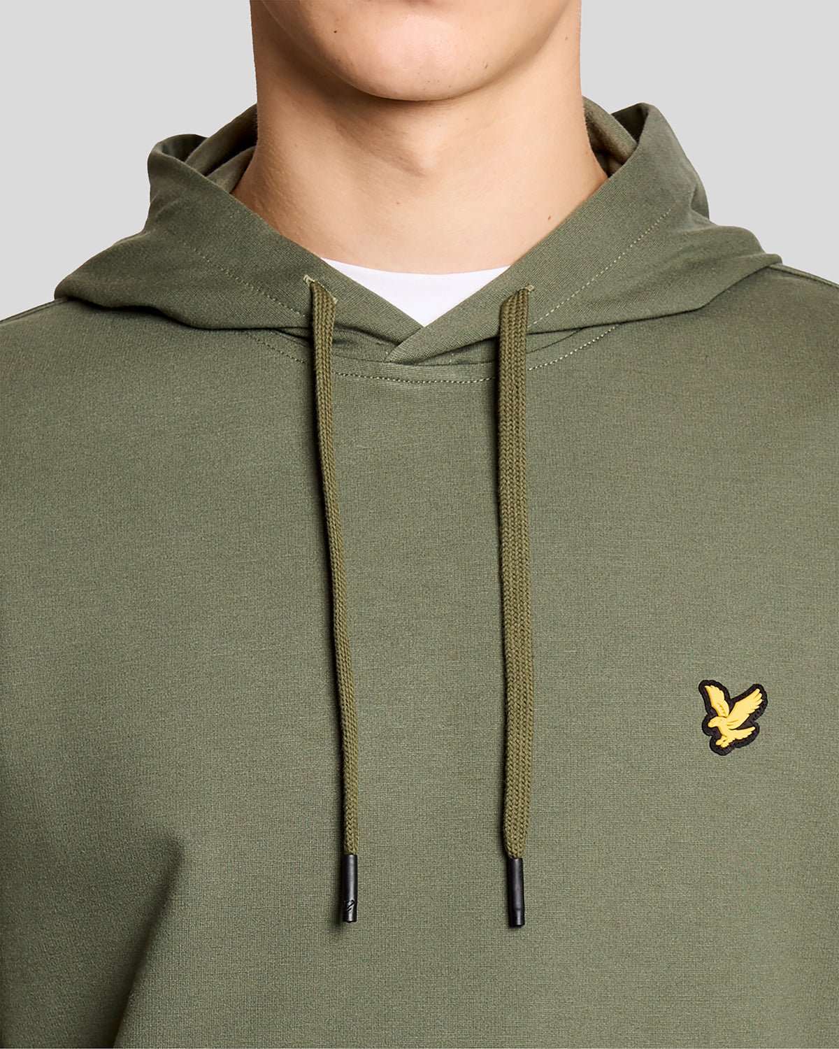 Homme portant un sweat à capuche léger de sport vert cactus