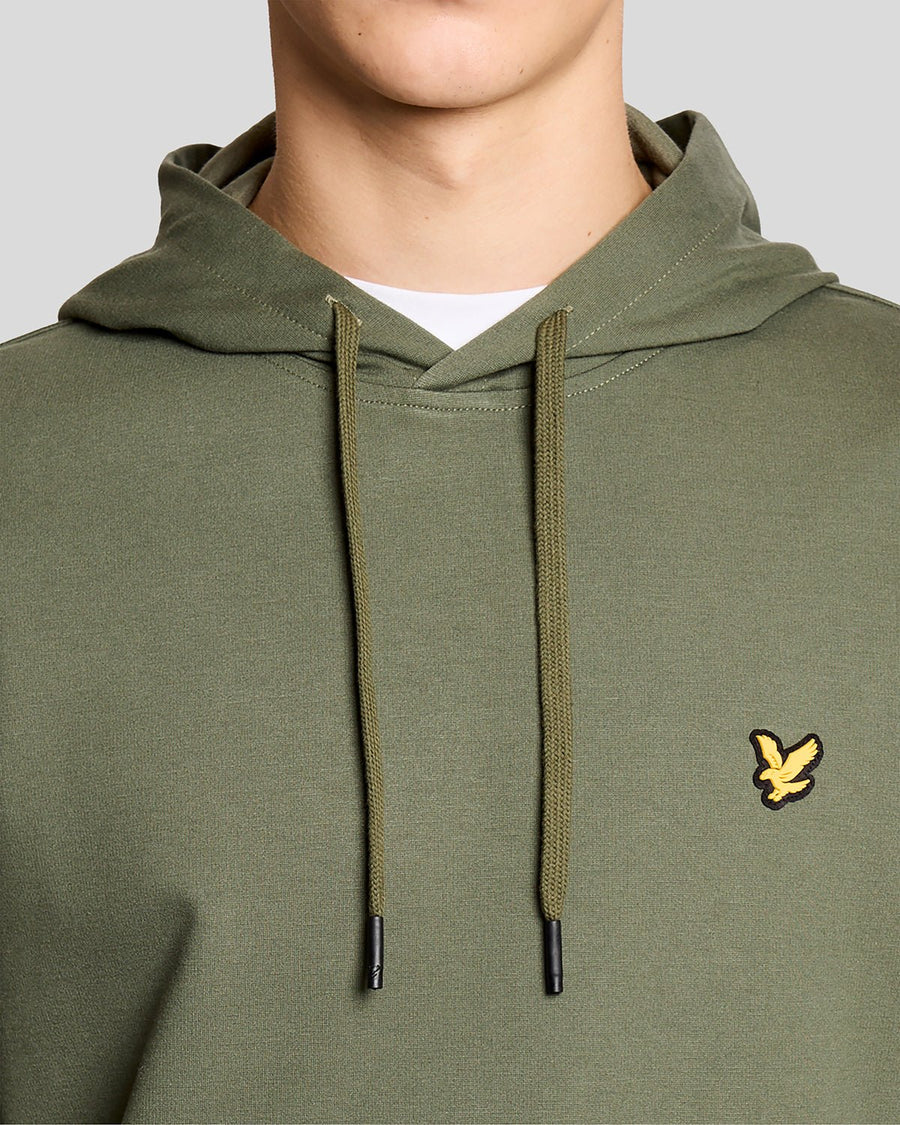 Homme portant un sweat à capuche léger de sport vert cactus