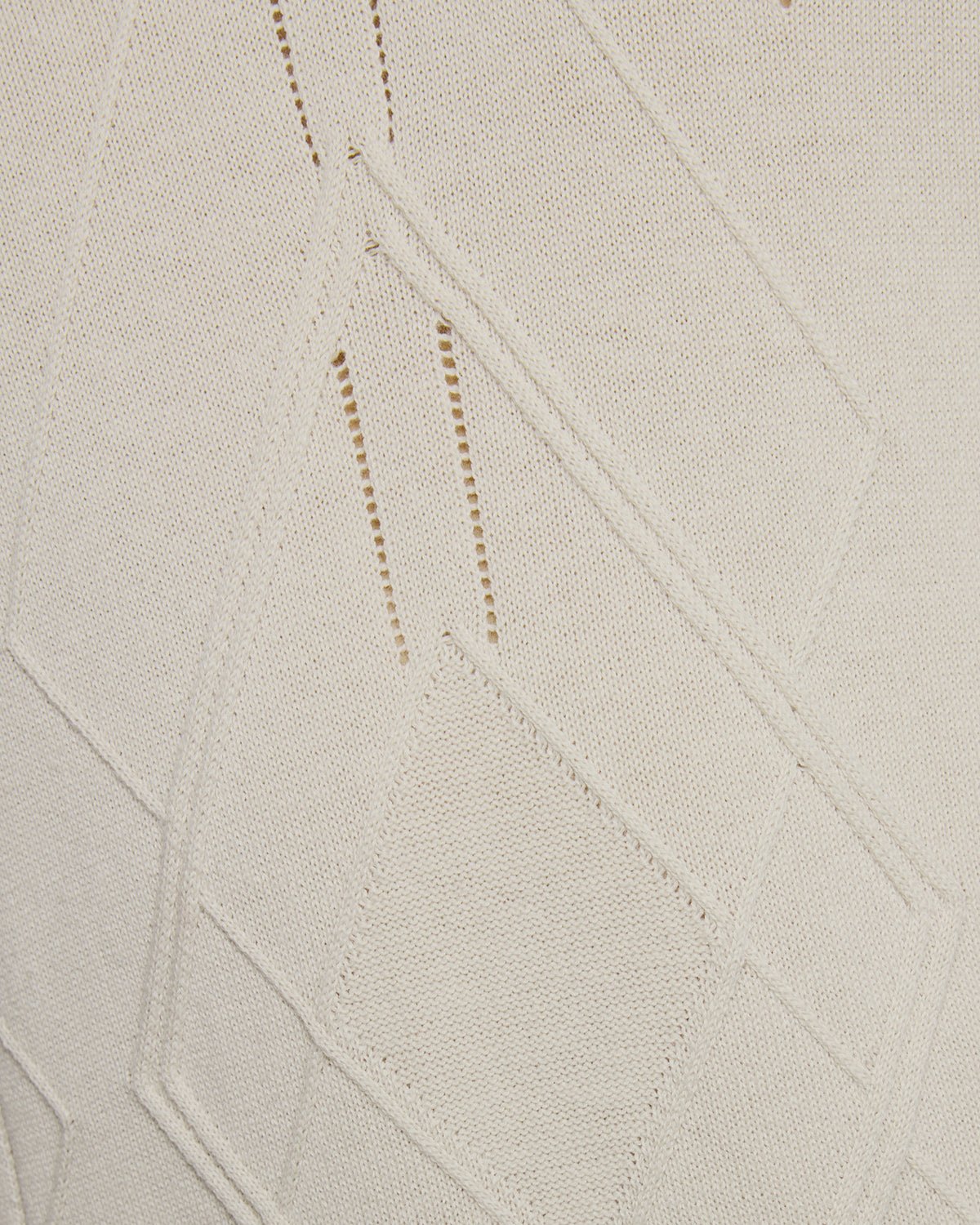 Un homme porte un polo en maille à motif argyle et col ouvert, couleur Cove