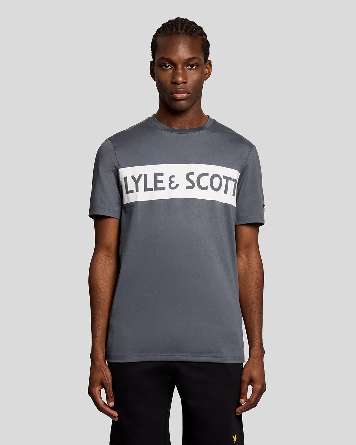 Un homme porte un t-shirt avec un logo sur la poitrine dans un avion en turbulences