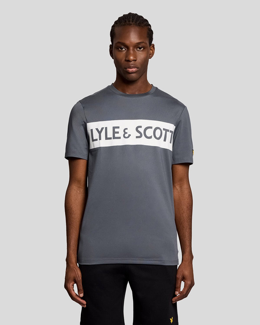 Un homme porte un t-shirt avec un logo sur la poitrine dans un avion en turbulences