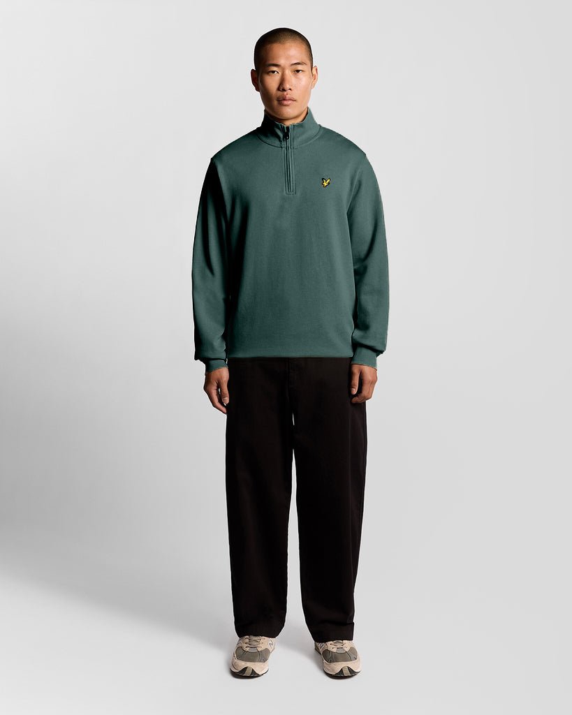 Man draagt een Everyday katoenen sweatshirt met 1/4-rits in de kleur Silver Pine