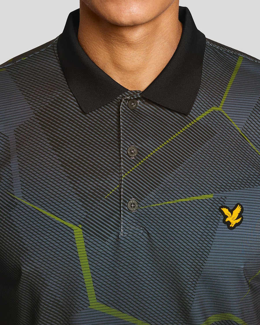 Un homme porte un polo à motif géométrique noir de jais