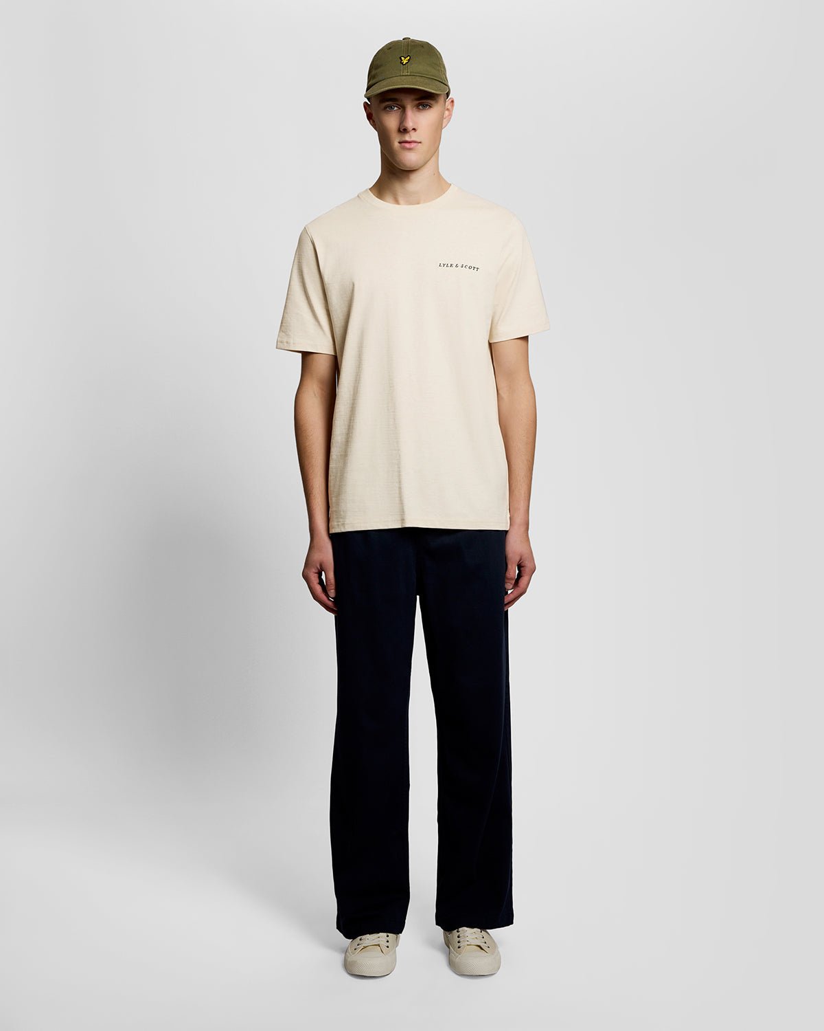 Homme portant un t-shirt à col rond en coton avec logo « Script » de couleur « Ice Cream Marl »