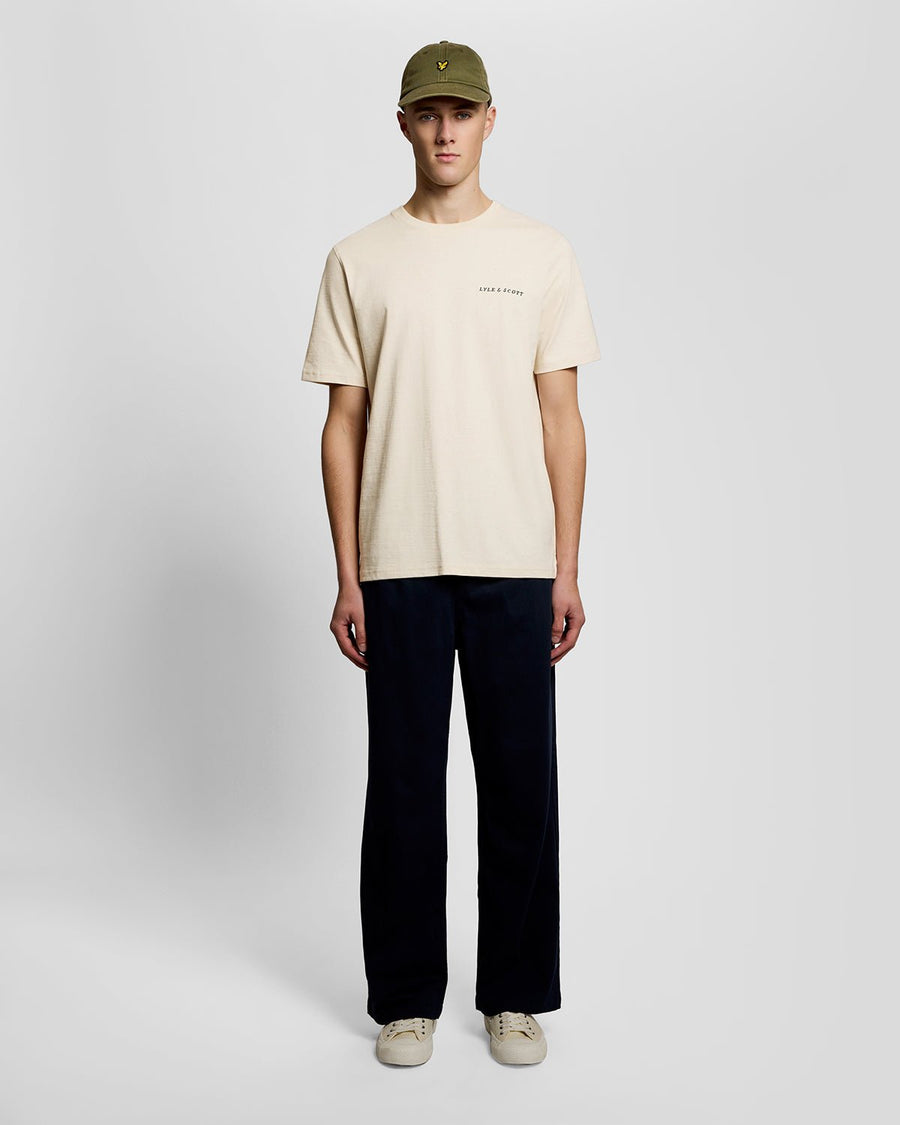 Homme portant un t-shirt à col rond en coton avec logo « Script » de couleur « Ice Cream Marl »