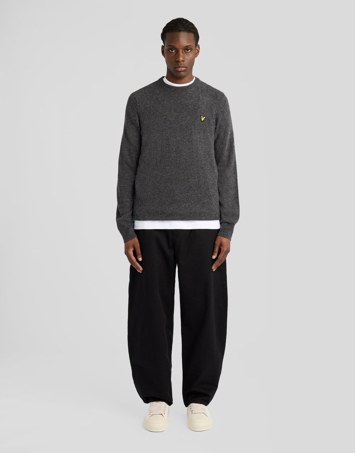 Homme portant un pull à col rond en laine d'agneau mélangée, couleur anthracite chiné