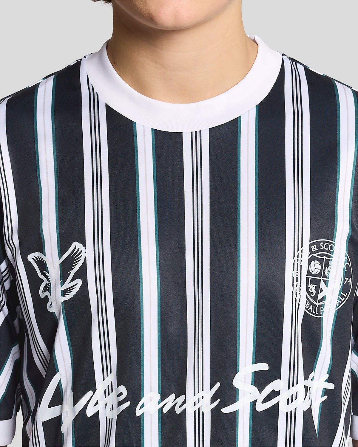 Homme portant un maillot de football à rayures « Prep Stripe » bleu marine foncé