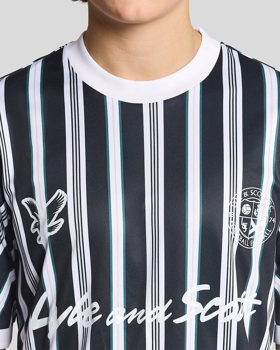 Homme portant un maillot de football à rayures « Prep Stripe » bleu marine foncé