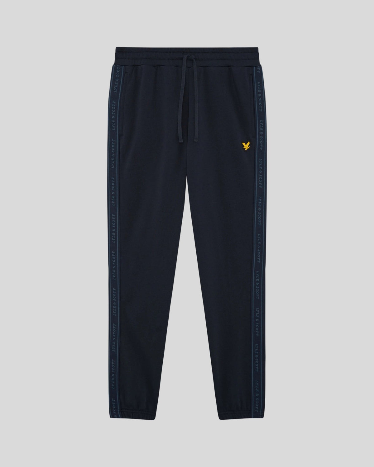 Un homme porte un pantalon de jogging Sports Tape bleu marine foncé