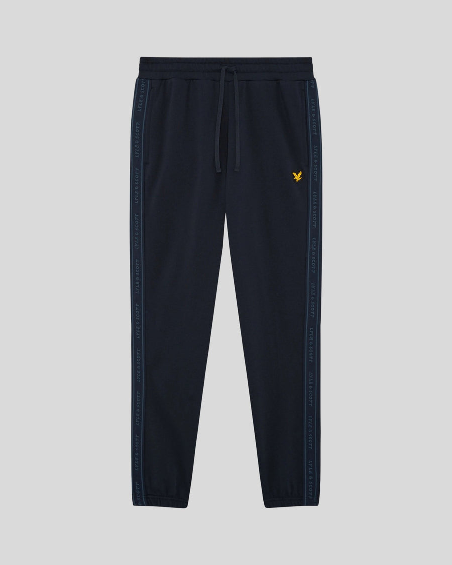 Un homme porte un pantalon de jogging Sports Tape bleu marine foncé