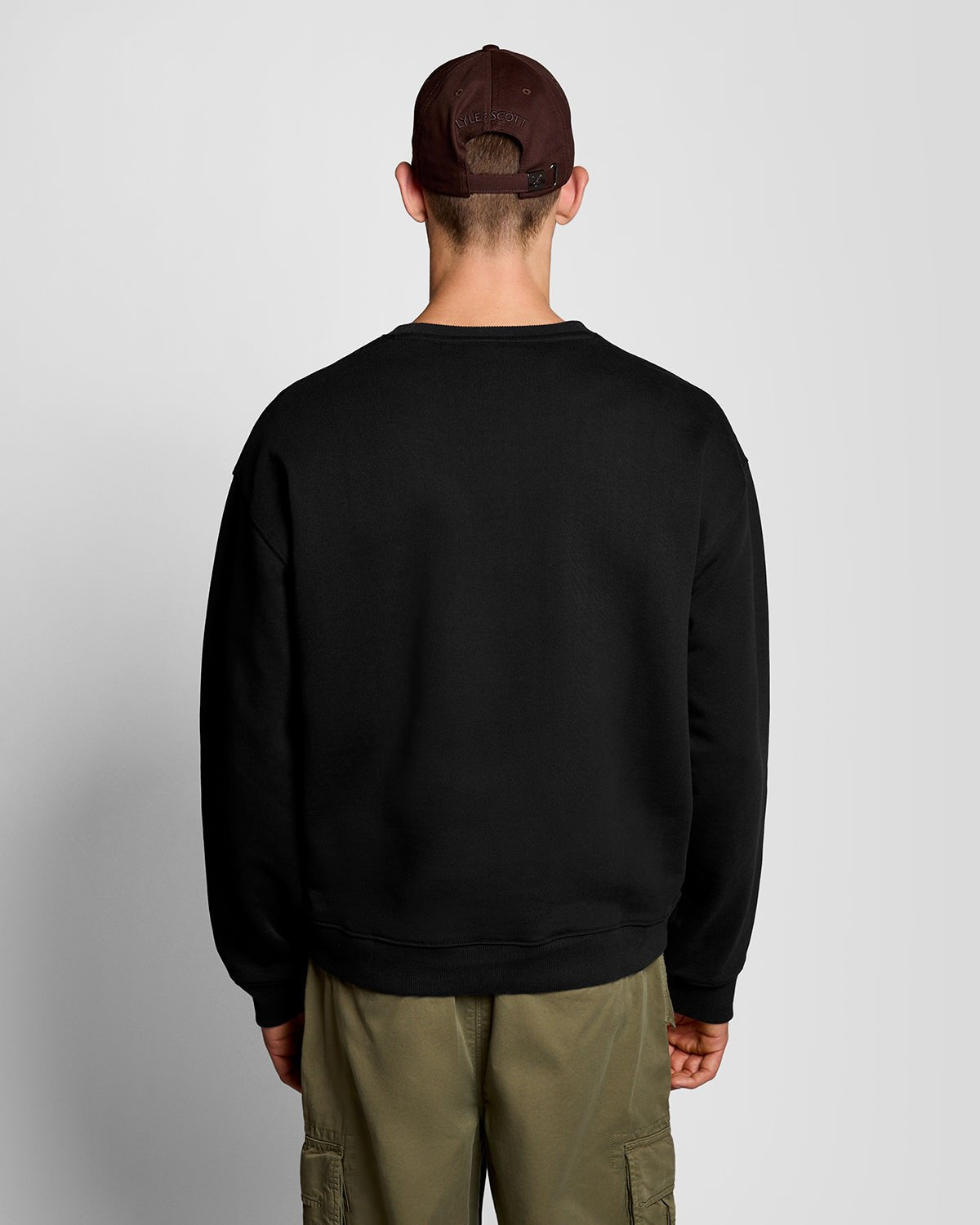 Un homme porte un sweat-shirt épais à imprimé script, couleur noir de jais