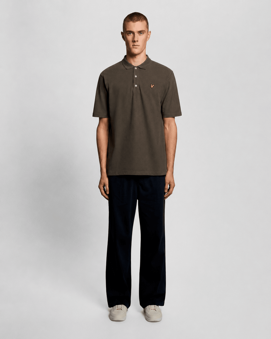 Homme portant un polo en coton épais, noir mat