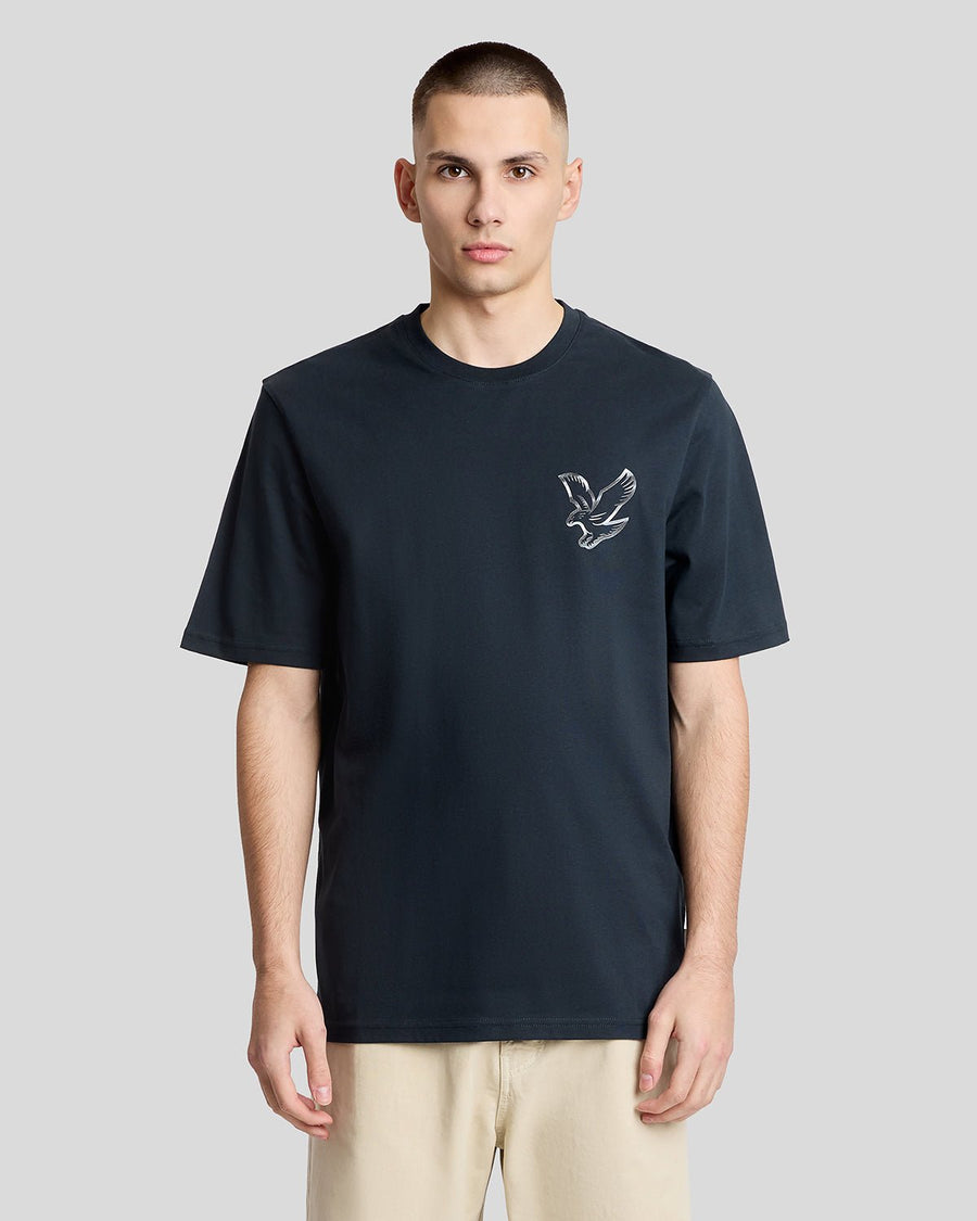 Homme portant un t-shirt à imprimé graphique dans le dos, bleu marine foncé et blanc
