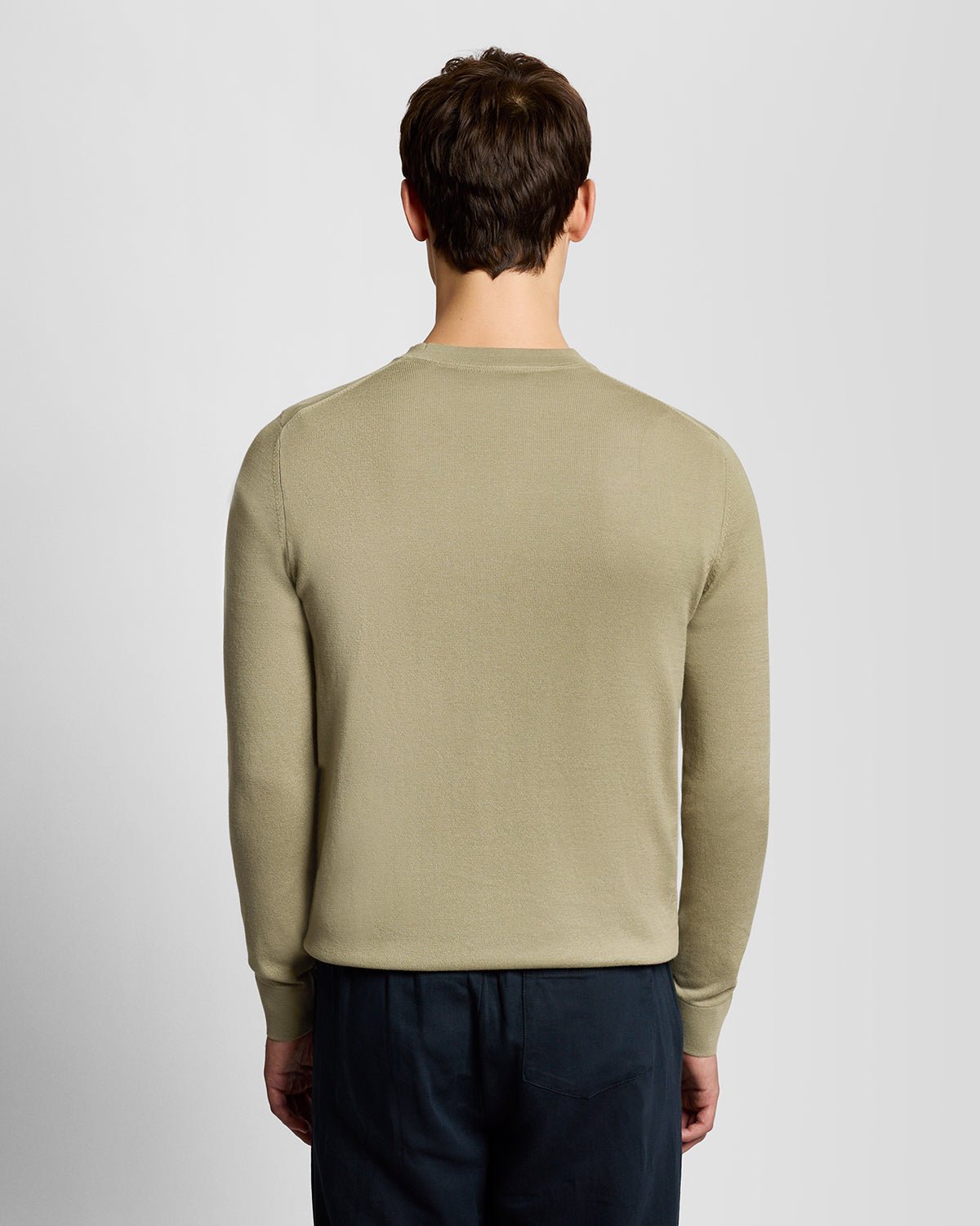 Homme portant un pull à col rond en coton ultra-fin de la marque Sage Uniform