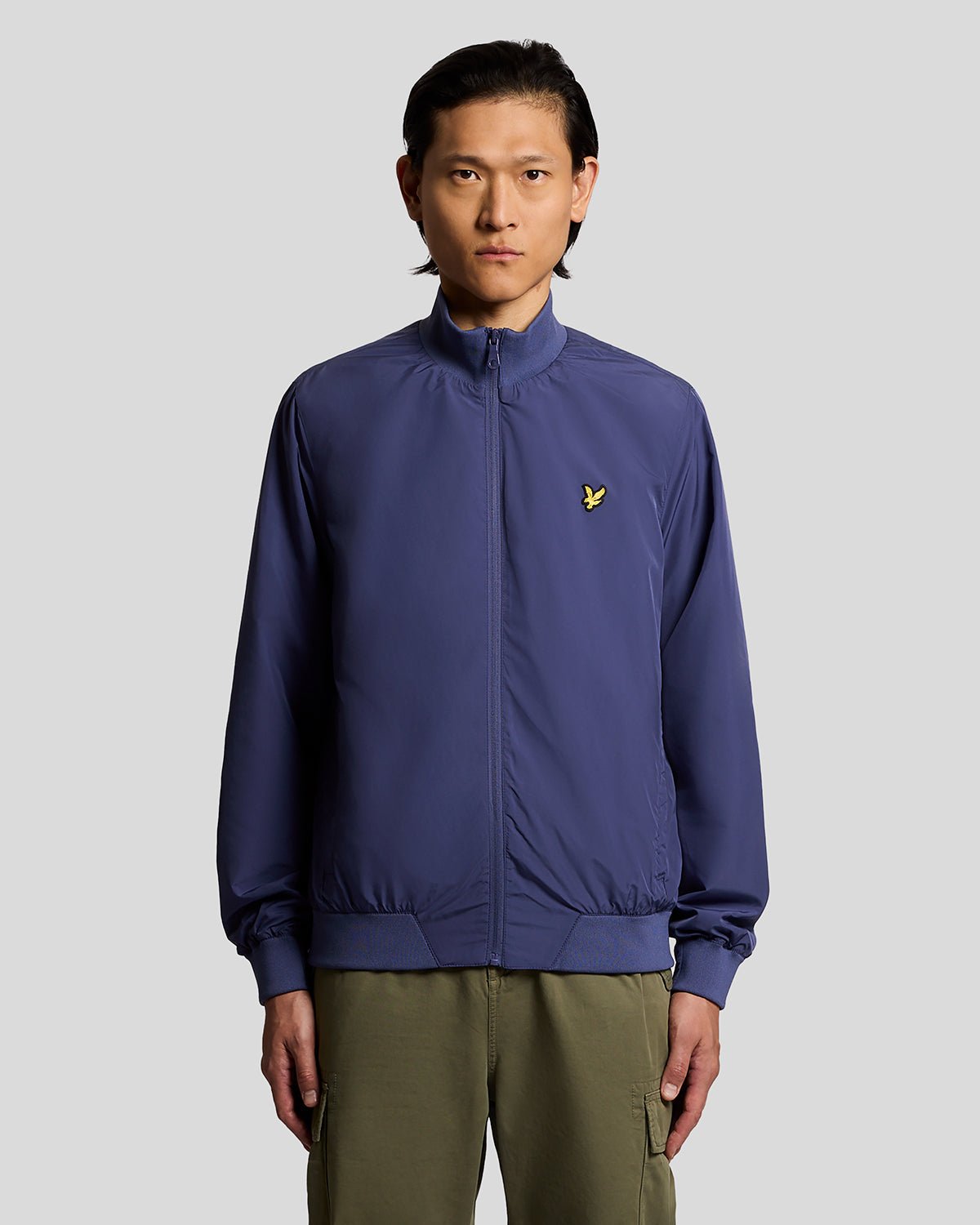 Hombre lleva chaqueta de cuello alto color azul marino intenso