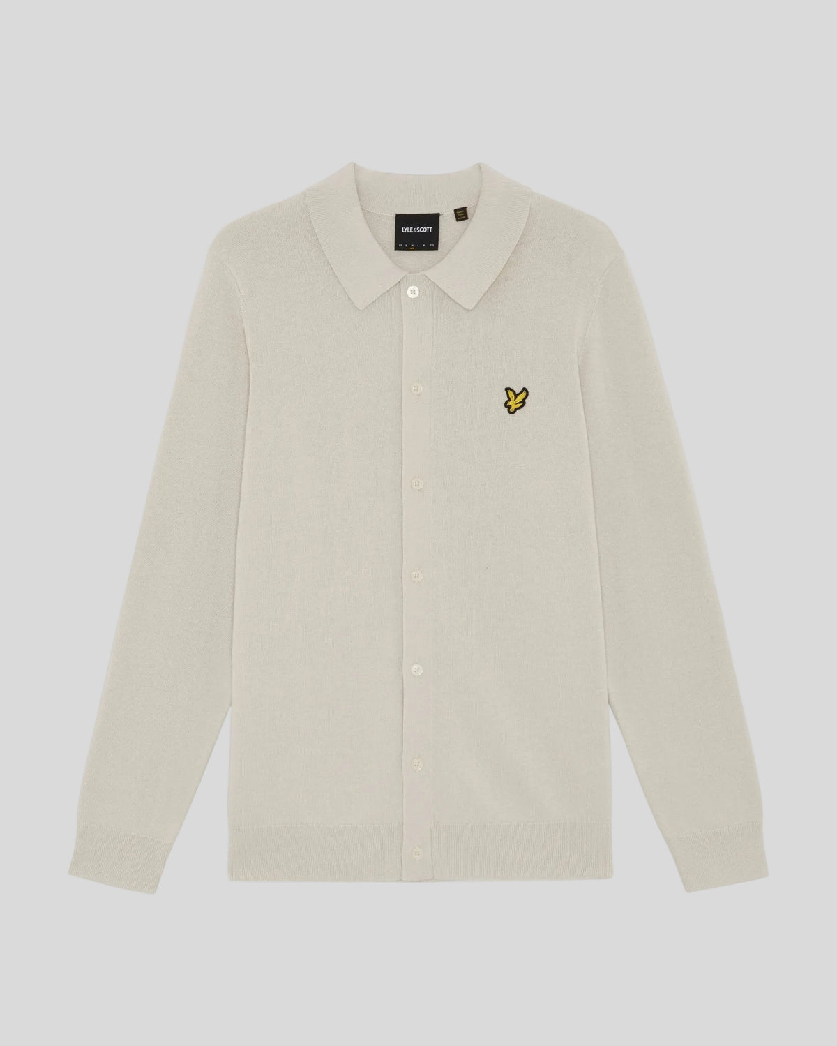 Un homme porte un pull en coton à Cove