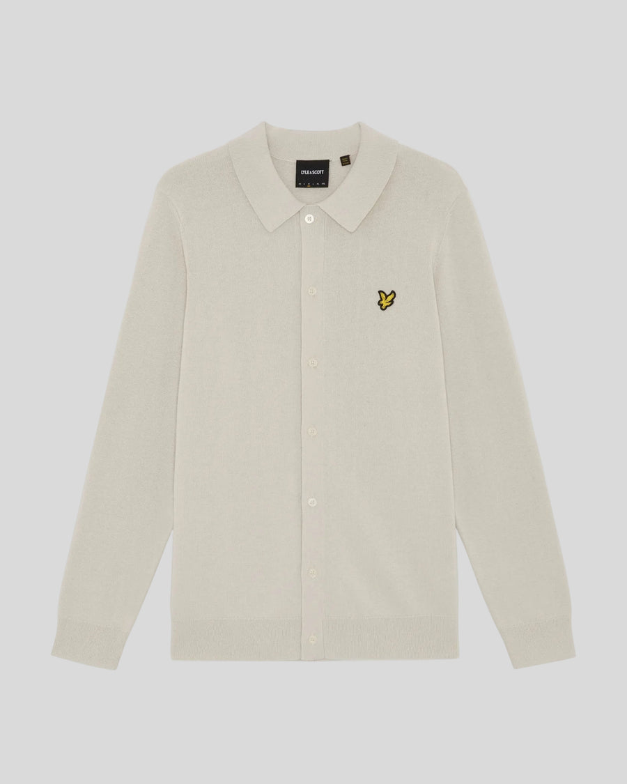 Un homme porte un pull en coton à Cove