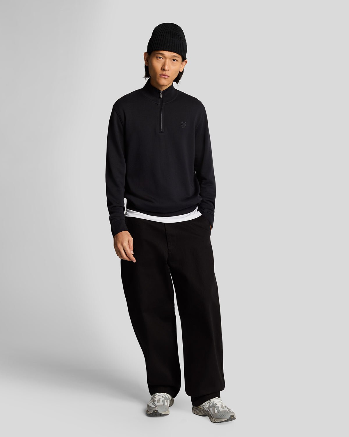 Uomo con felpa con zip a 1/4 in cotone superfine, colore nero corvino
