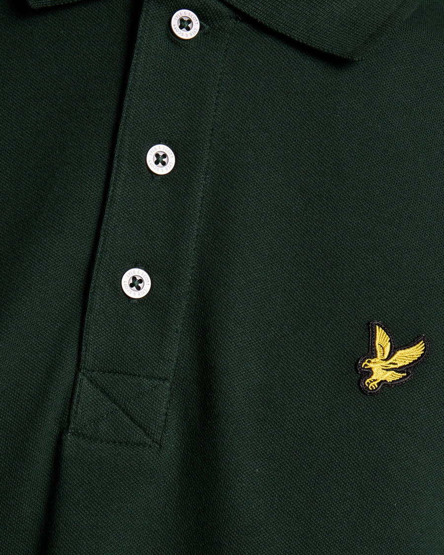 Hombre con polo de algodón en color verde oscuro