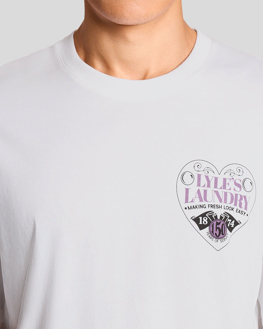 Un homme porte un t-shirt à motif sur la poitrine, de couleur blanche