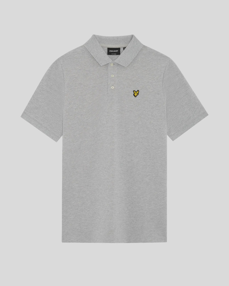 Homme portant un polo en coton gris clair chiné