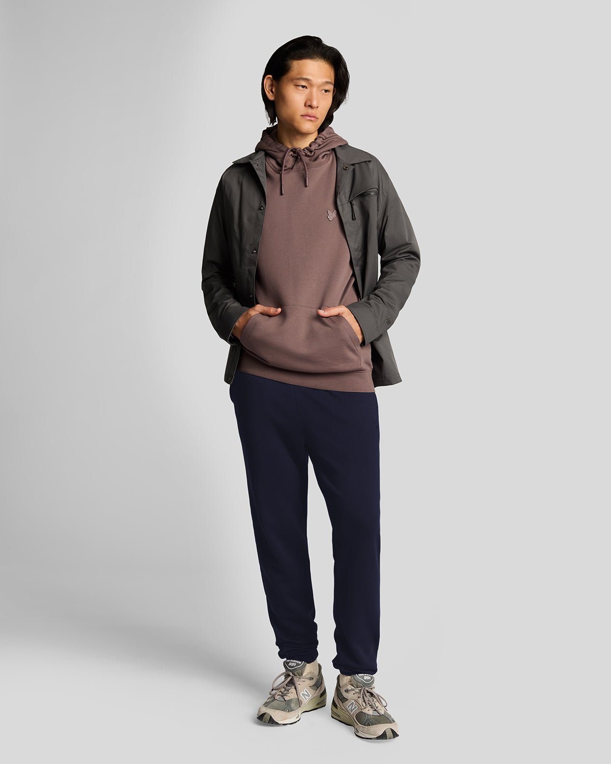Homme portant un pantalon de jogging slim en coton ultra-fin bleu marine foncé