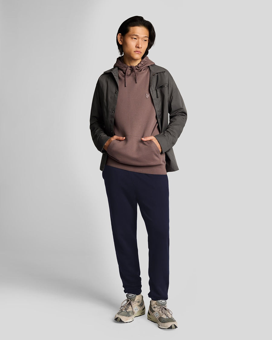 Homme portant un pantalon de jogging slim en coton ultra-fin bleu marine foncé