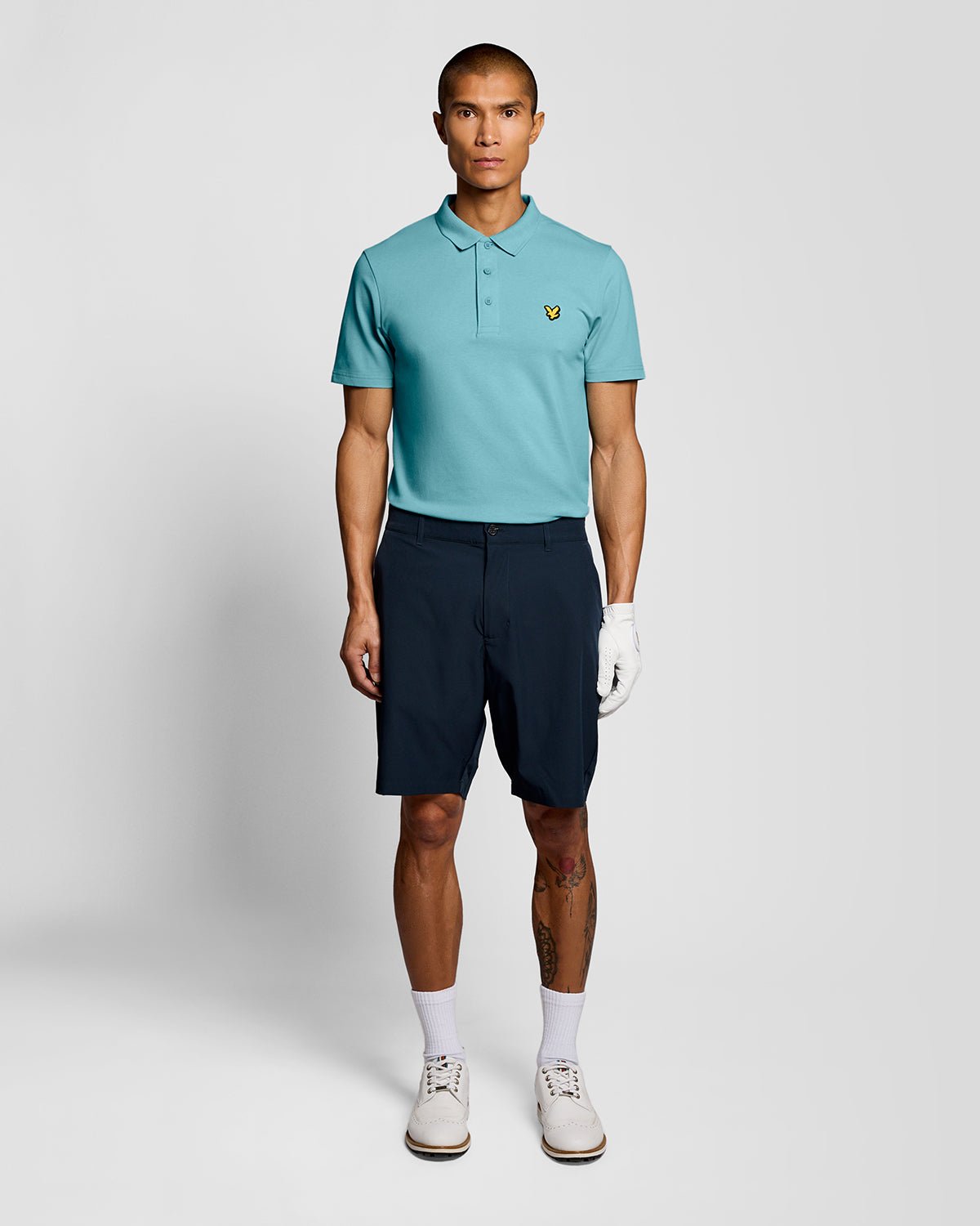 Un homme porte un polo technique bleu aquamarine