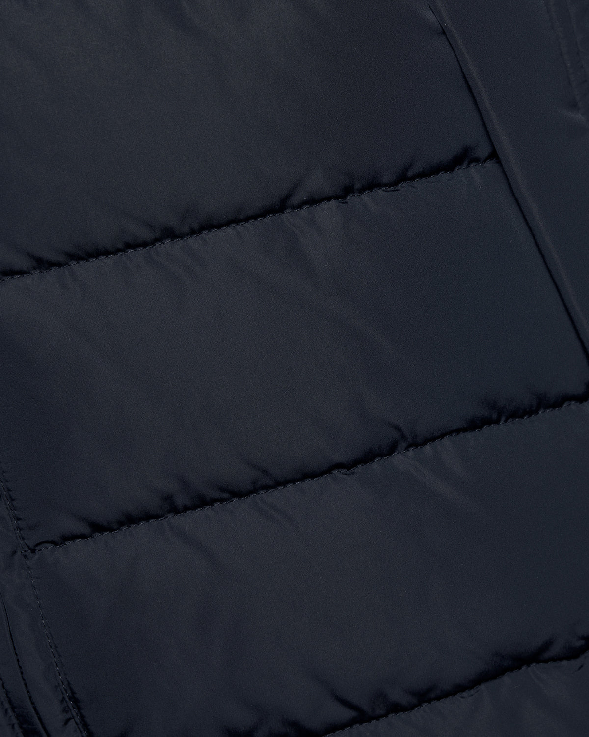 Un homme porte un gilet matelassé bleu marine foncé