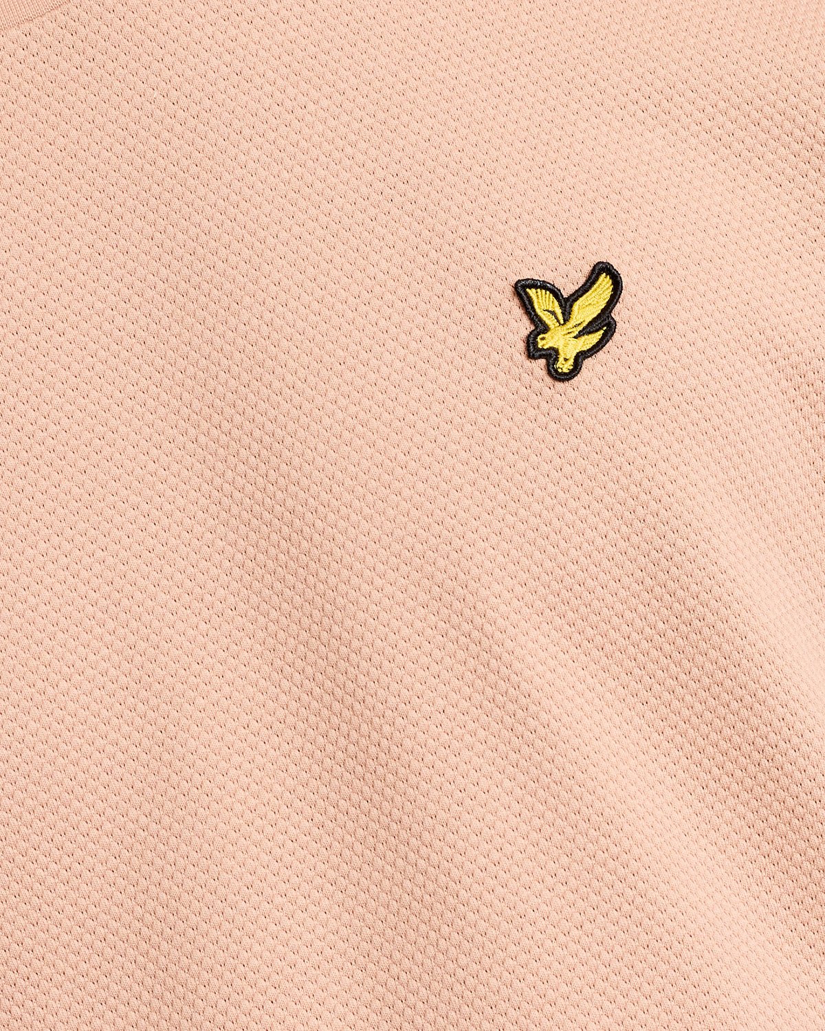 Un homme porte un t-shirt en jacquard texturé couleur orge