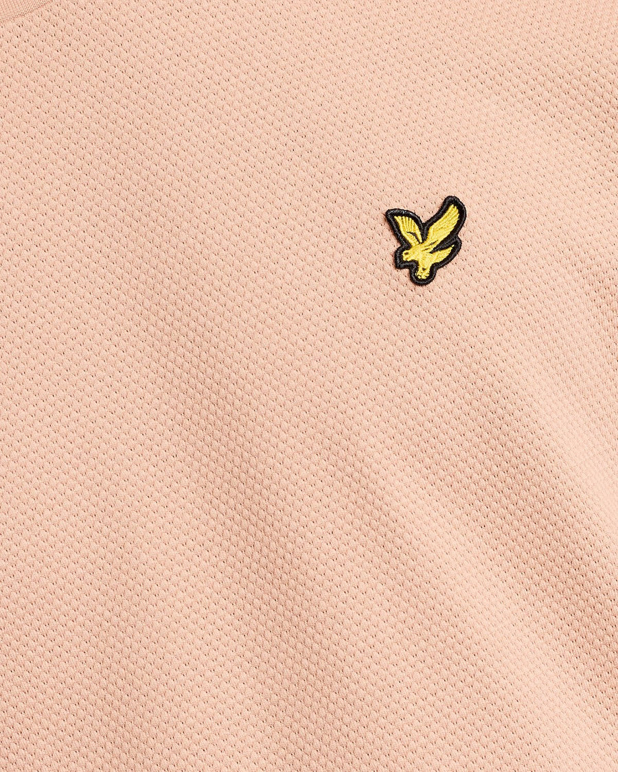 Un homme porte un t-shirt en jacquard texturé couleur orge