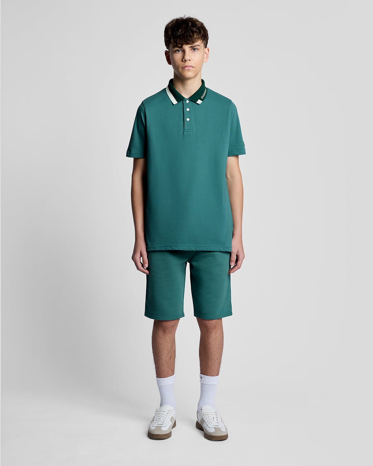 Un homme porte un polo à logo Tipped chez Everglade