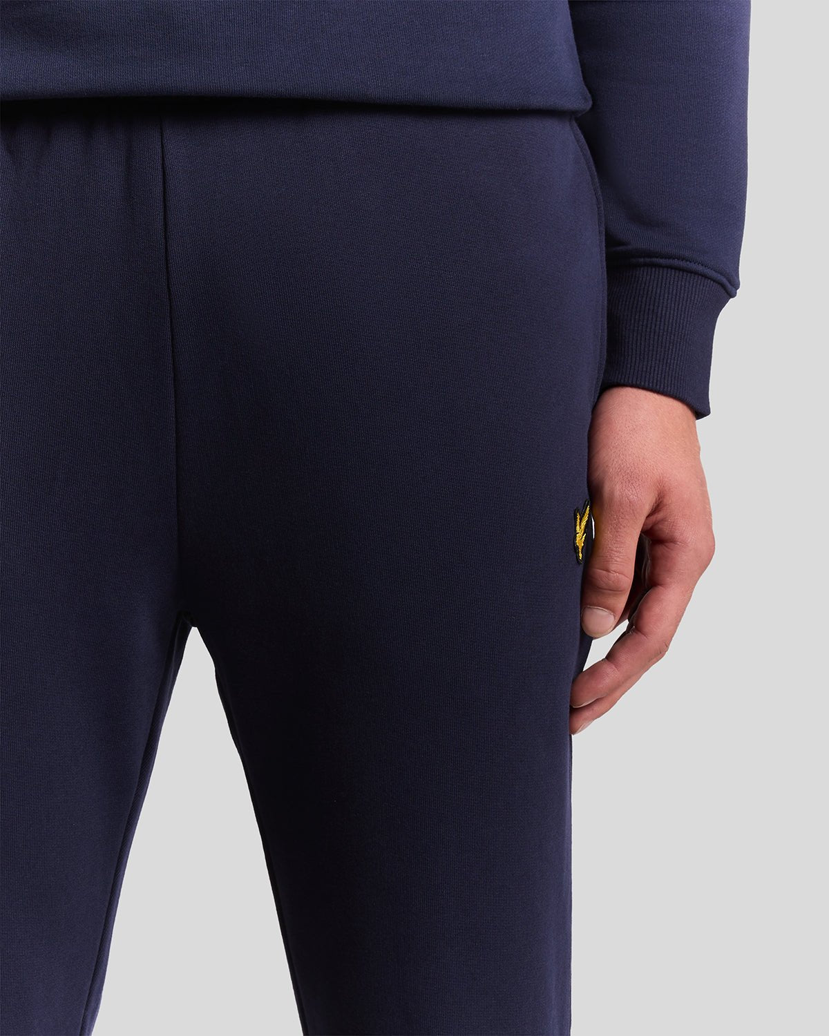 Uomo con pantaloni da jogging in cotone dal taglio aderente, colore blu navy