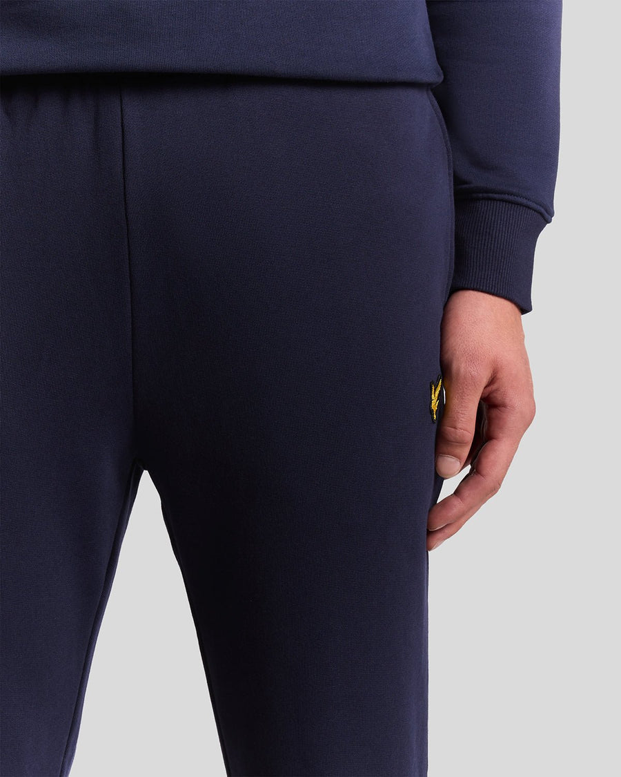 Uomo con pantaloni da jogging in cotone dal taglio aderente, colore blu navy