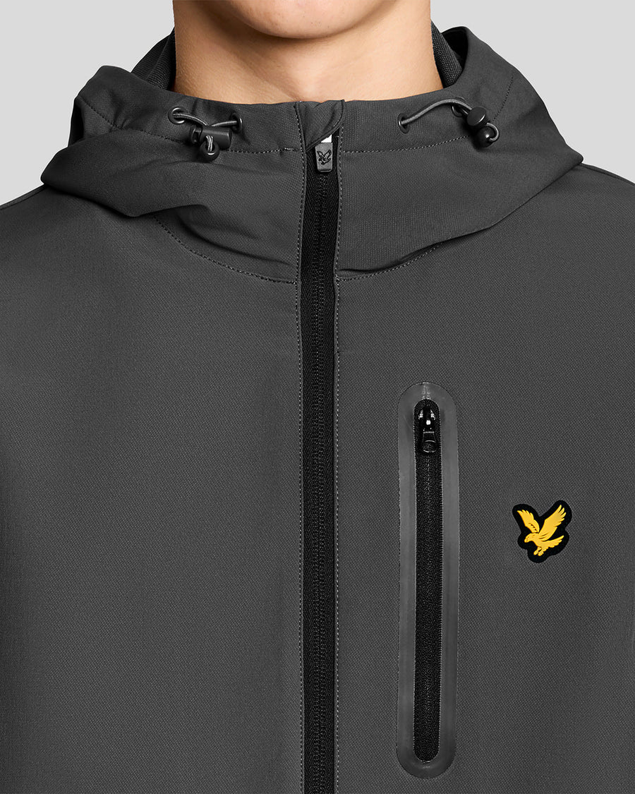 Un homme porte une veste de sport imperméable à capuche dans « Turbulence »