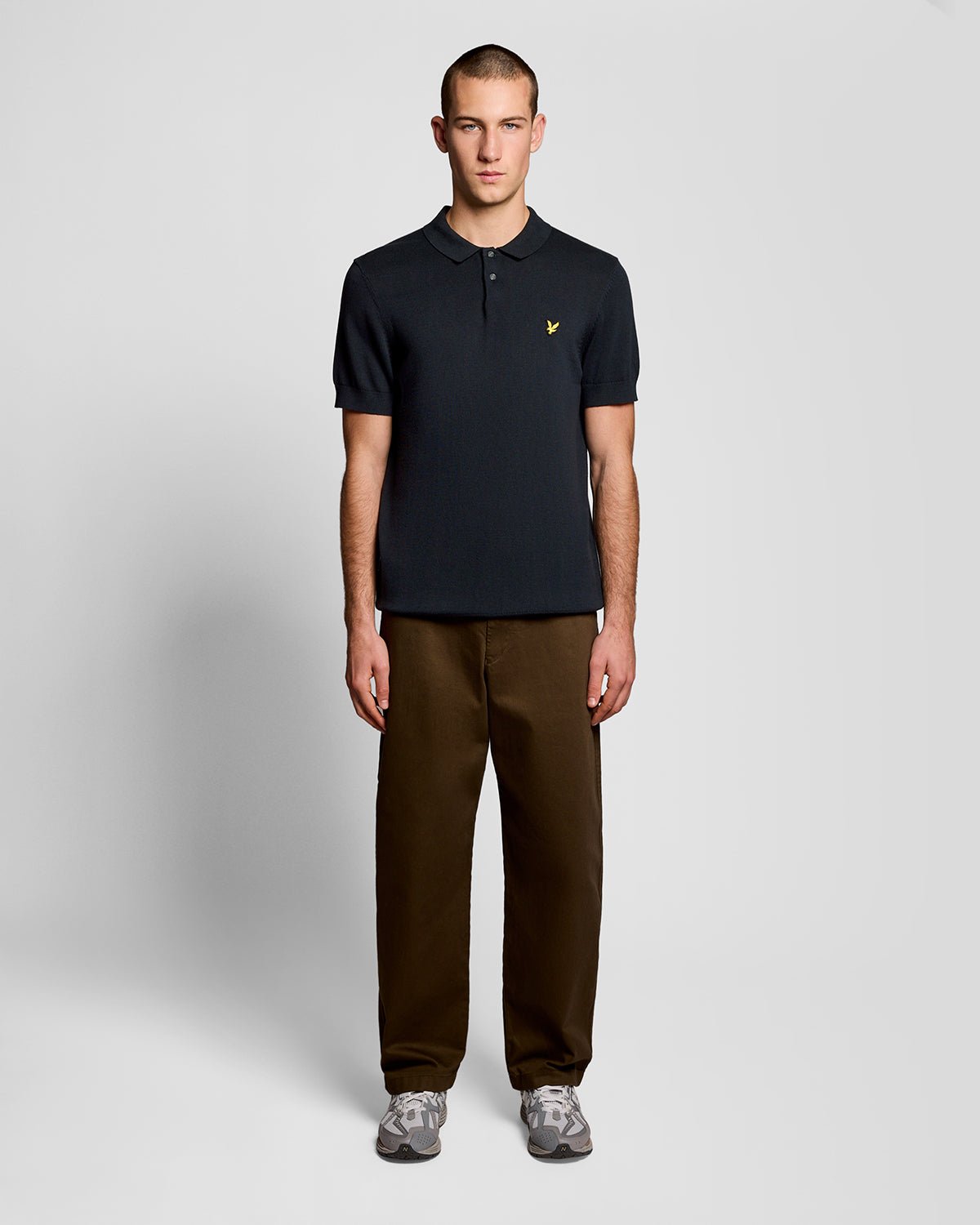 Uomo con polo in maglia di cotone blu scuro