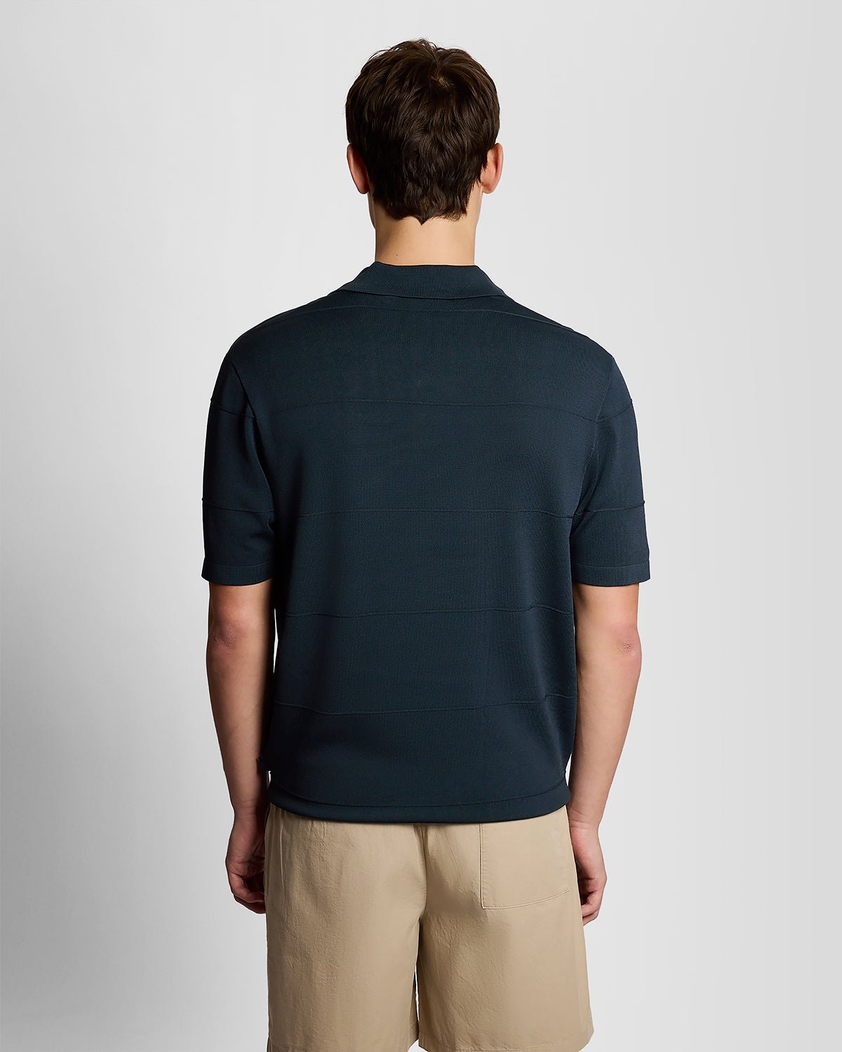 Polo à col ouvert en maille fine, couleur carbone